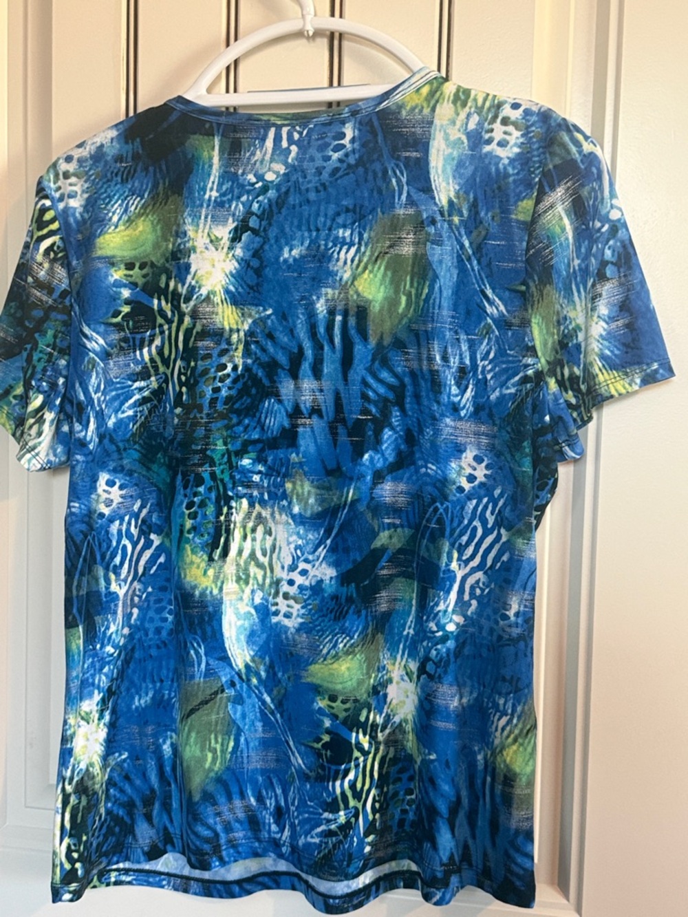 Peter Nygard Blue & Green Abstract V-Neck Short Sleeve T-Shirt Vibrant Colors - Picture 4 of 4